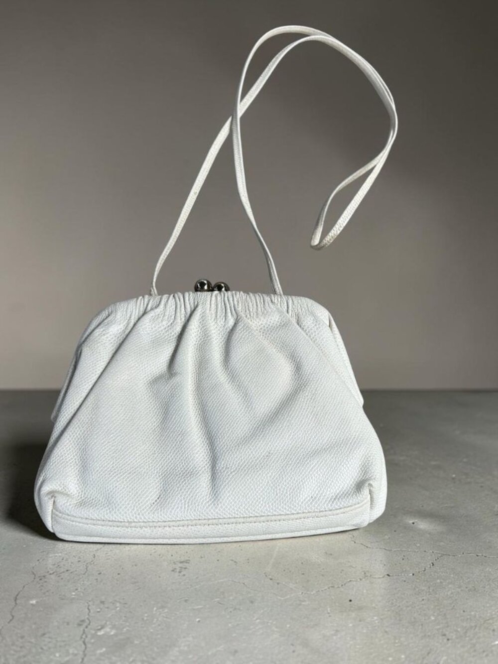 Etra Vintage 80s White Pebble Leather Ball Kiss Lock Shoulder Bag